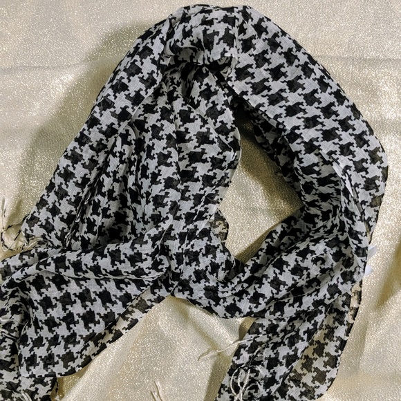 Accessories - Black and white houndstooth scarf